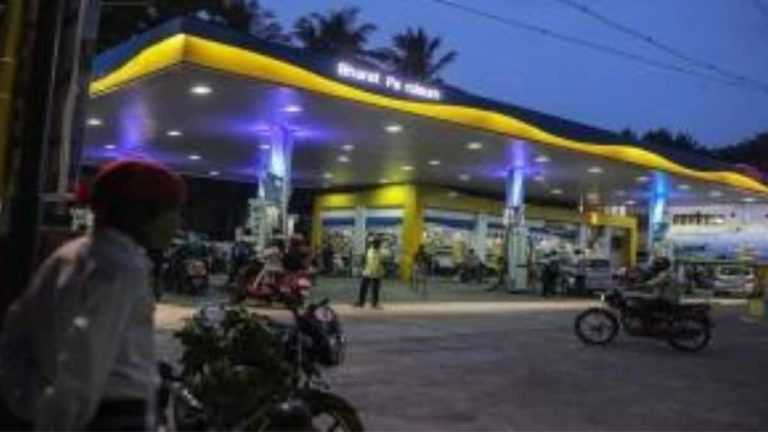 Bensiinin ja dieselin hinta tänään Intiassa: bensiinin ja dieselin hinta tänään Delhissä, Bangaloressa, Chennaissa, Mumbaissa, Hyderabadissa ja muissa kaupungeissa