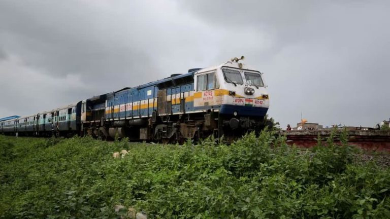 Hallitus suunnittelee osakkeiden myyntiä Indian Railwaysin rahoitusosastosta, sanovat lähteet