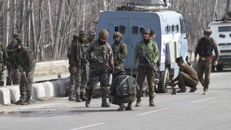 Jammu ja Kashmir: Encounter in Rajouri alkaa toista päivää;  ihmiset neuvoivat pysymään poissa