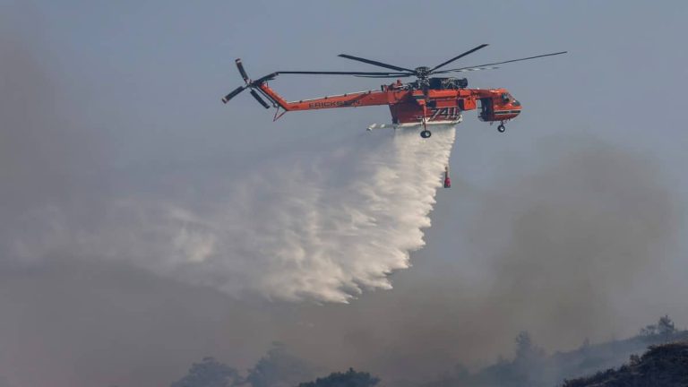 Kreikassa, Espanjan Kanariansaarella Teneriffalla syttyvät suuret metsäpalot