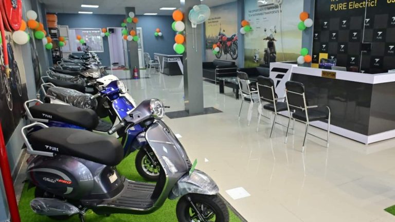 PURE EV lanseeraa Ujala E-bike showroomin Lucknowissa