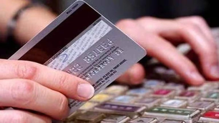 Luottokorttien kulutus kasvoi ennätysmäiseksi Intiassa stressin merkkinä