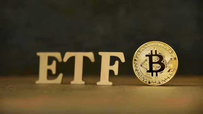 Bitcoin ETF:t, joilla on 100 miljardin dollarin lupaus, asettavat vanhat rahastot vaaraan