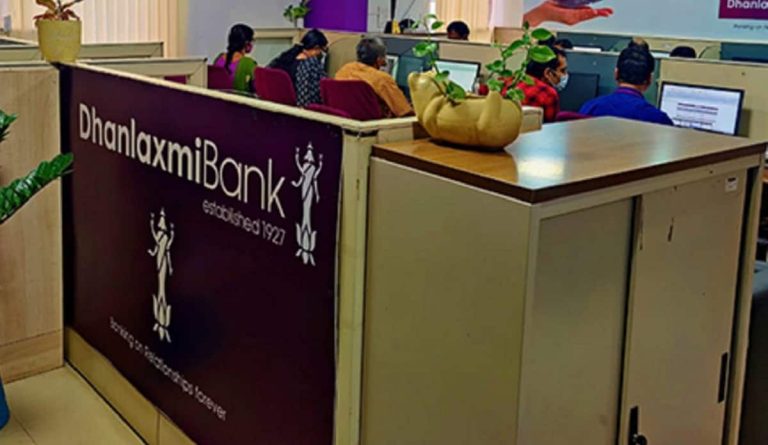 Dhanlaxmi Bankin riippumaton johtaja eroaa useista syistä, kuten hallituksen ryhmittelystä