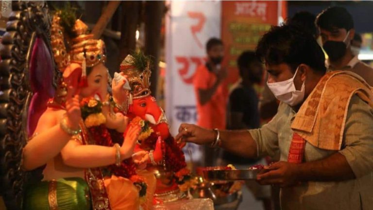Paikalliset jälleenmyyjät valmistautuvat Ganesh Chaturthi -festivaaliin