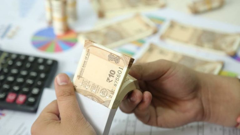 SCSS-koron ja talletusrajan nousut ovat varmistaneet eläkeläisparille 1366 rupiaa päivässä