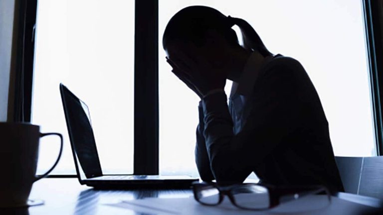 Office Whispers: Kuinka myrkylliset eläkeläiset voivat pakottaa ahkerat työntekijät joko lopettamaan tai ajamaan heidät vakavaan masennukseen ja ahdistukseen
