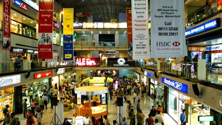Outlet-ostoskeskukset: Intian alennusmetsästäjät kohtaavat huippumerkkejä