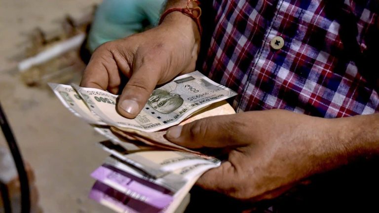 Intian rupia leijuu lähes vuoden alhaisimmalla tasolla suhteessa Yhdysvaltain dollariin, kun keskuspankki pitää korot ennallaan – Market News