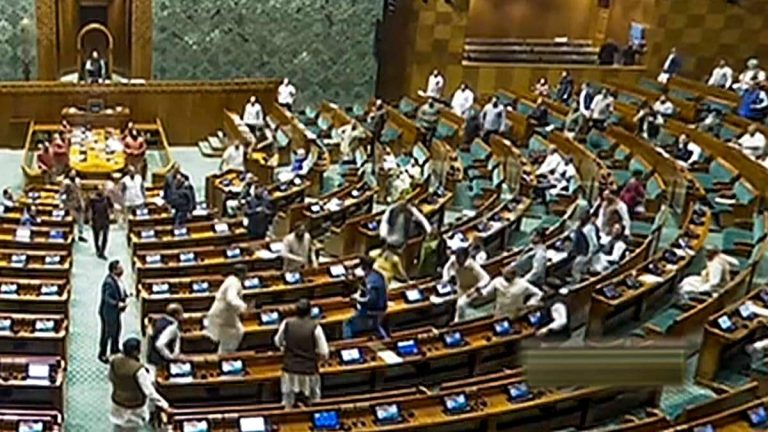 Parlamentin rikkominen: Uusi video näyttää kansanedustajat puskemassa Lok Sabhaan hyökännyt tunkeilijaa |  KATSO – Intia-uutiset