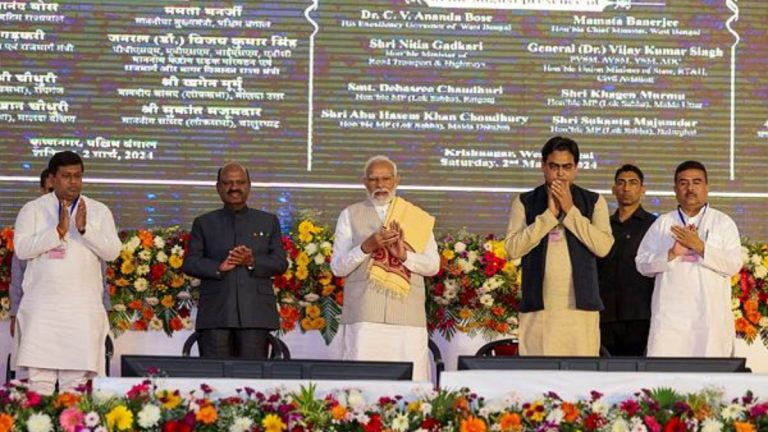 Länsi-Bengal Intian ”itäportti”, sanoo pääministeri Modi luodessaan perustan kehitysprojekteille, joiden arvo on 15 000 miljoonaa rupiaa – tiedä projektin yksityiskohdat, kustannukset ja paljon muuta