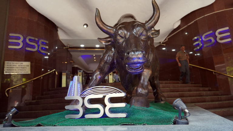 Markkinat vahvistuvat volatiliteetin keskellä: Nifty ja Sensex sulkeutuvat hieman korkeammalle, Dow Jonesin silmät 40 000 virstanpylvään – CaFE Invest News