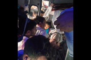 ”He ovat kaikkialla… Piti taistella päästäkseen sisään”: Mies, jolla on vahvistettu kahdeksan istumapaikkaa, näyttää junan AC-vaunua, joka on täynnä matkustajia – Railways News